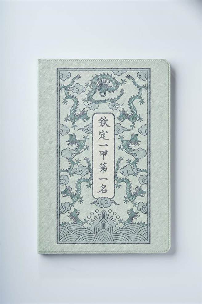 三星攜手國立故宮博物院推出平板周邊配件，以藏品「欽定一甲第一名殿試策」為設計元素，寓意在新學年為學子帶來好運，也為上班族添加好運。（三星提供）