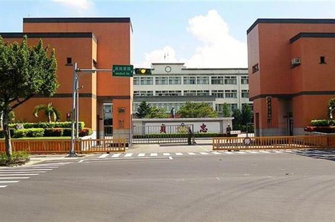 憲兵隊發生集體簽賭案，國防部長邱國正槌桌怒拔憲兵203指揮官張純志少將。(中時資料庫)
