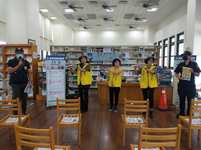 台中市政府警察局第三分局偕同「和平鴿志工宣導團」第三分局志工周秀珍、陳花妹與涂珮璇一同前往中市立四育國中，在學子們在圖書館內接受醫護人員施打疫苗時，於一旁吹奏長笛。（台中市第三分局提供／馮惠宜台中傳真）