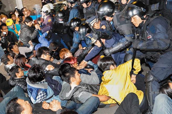 2014年太阳花学运期间，衍生324行政院驱离案，前立委周倪安等37人参与攻占行政院遭驱离受伤，自诉时任总统的马英九、行政院长江宜桦以及警政署长王卓钧、辖区台北市警中正一分局长方仰寧等人，涉嫌杀人未遂等罪嫌，一审判4人无罪后，因未上诉已确定。（本报资料照片）