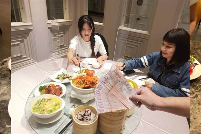 新天地争取五倍券商机，加码送出1千本「新天地好康券」吸客。（图／新天地提供）