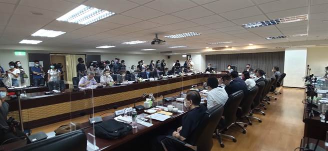 基本工資審委員會今天10時召開，邀請勞方委員7人、資方委員7人、學者委員4人及政府代表3人共21人開會。（林良齊攝）