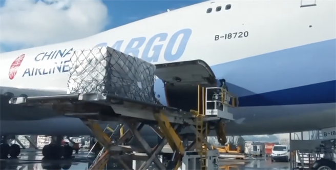 行政院長蘇貞昌稍早在臉書表示，政府自行採購的110萬劑莫德納疫苗已從美國起飛，預計稍晚抵達台灣。（取自蘇貞昌臉書）