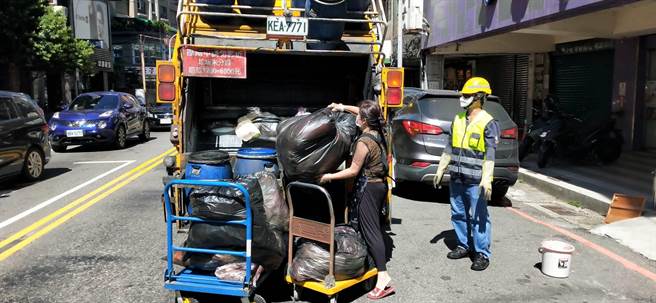 十月國慶連續假期將至，桃園市環保局考量市民垃圾排出需求，維持周收5日正常清運，收運不停歇。（桃園市環保局提供／陳夢茹桃園傳真）