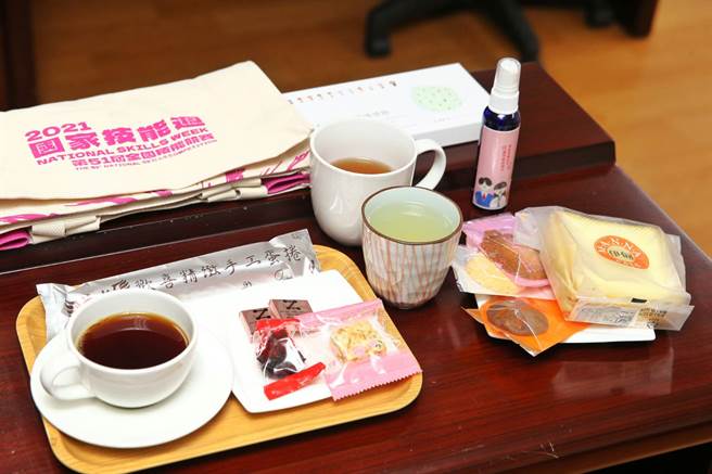 基本工資審議委員會會議8日開議，勞動部長許銘春為與會人員準備多項台灣在地特色餐點。（杜宜諳攝）