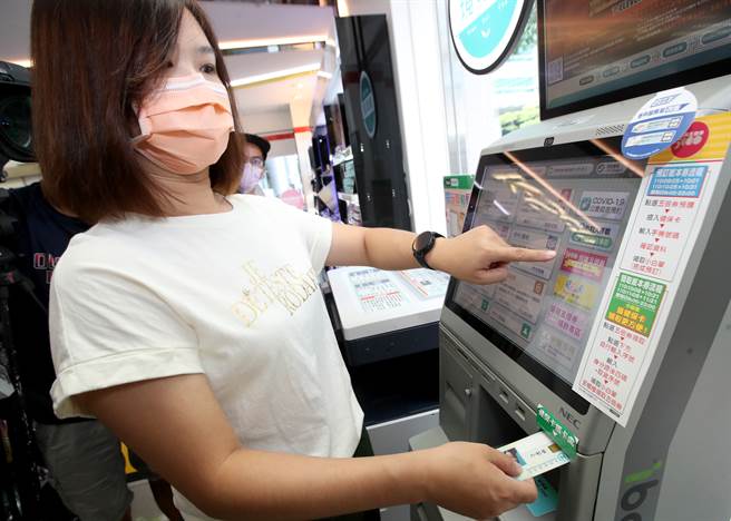 完成「第一梯次纸本券」振兴五倍券登记的民眾8日开始至超商领用，先到超商事务机刷健保卡再抽取领券单到柜台领五倍券。（郑任南摄）