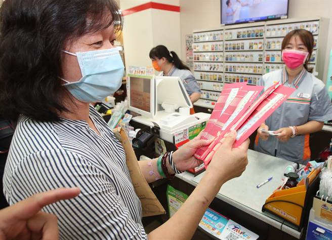 完成「第一梯次纸本券」振兴五倍券登记的民眾，8日开始可至超商领用。（郑任南摄）