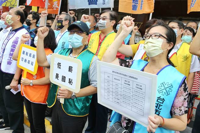 全國產業總工會8日在基本工資審議委員會會議開議前舉行「2022 年基本工資調漲」記者會，與會人員高喊低薪是國恥。（杜宜諳攝）