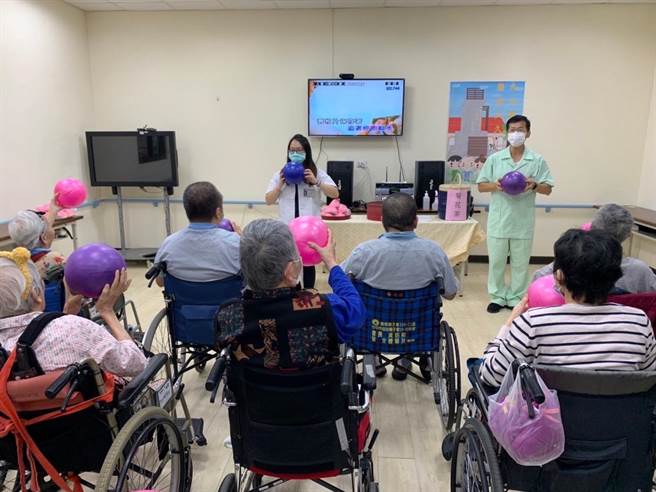 国军台中总医院中清分院护理之家为了让长期住在护理之家的长辈们感受佳节气氛，举办「九九重阳、乐活九九」庆祝活动。（冯惠宜摄）