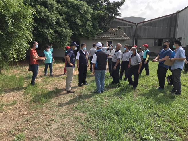 清水区槺新公园旁一处公有土地将变身为亲民公园，市议长张清照前往会勘。（陈淑娥摄）