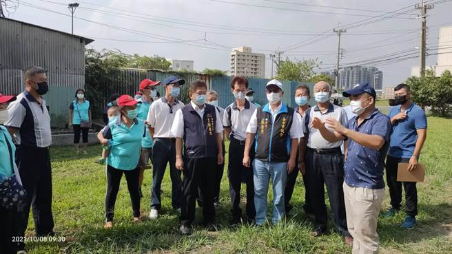 清水区槺新公园旁一处公有土地将变身为亲民公园，市议长张清照前往会勘。（陈淑娥摄）