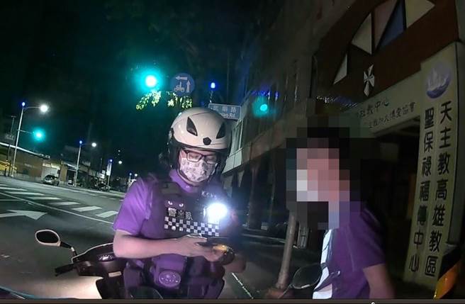 高雄30岁的蔡姓男子7日凌晨4时30分许，在建国一路上边骑车边讲手机，被巡逻员警盯上，随后竟在蔡男机车置物厢发现大量安非他命毒品咖啡包，警方讯后依违反毒品危害防制条例移送地检署侦办。（翻摄画面／洪浩轩高雄传真）