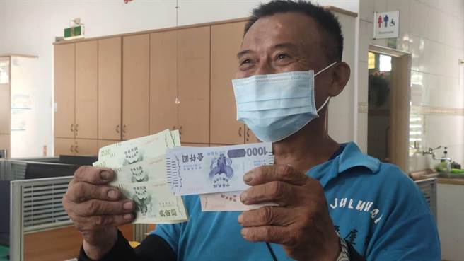 台东县金峰乡无超商及邮局，由大武警分局金峰分驻所代为发放5倍券。（台东县警局提供／蔡旻妤台东传真）