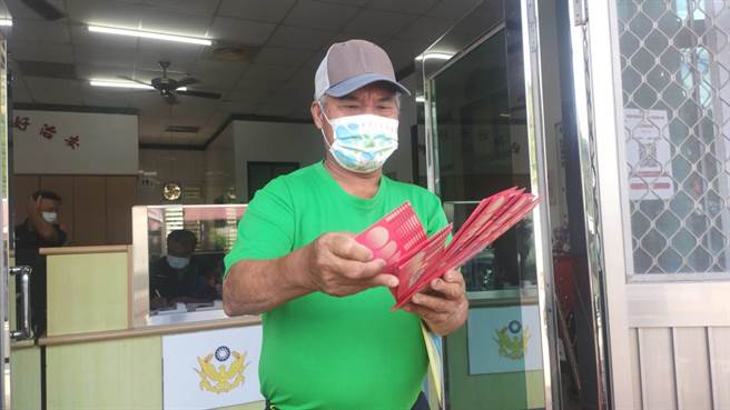 台东县金峰乡无超商及邮局，由大武警分局金峰分驻所代为发放5倍券。（台东县警局提供／蔡旻妤台东传真）