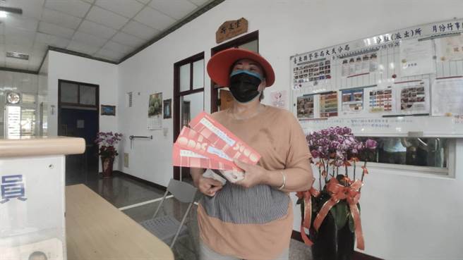 台东县金峰乡无超商及邮局，由大武警分局金峰分驻所代为发放5倍券。（台东县警局提供／蔡旻妤台东传真）