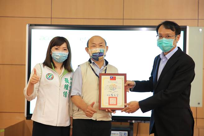 新北市议员张维倩媒合宏碁基金会捐赠超氧抑菌机，全市近百间幼儿园受惠，今（8日）举行捐赠仪式。（张维倩提供）