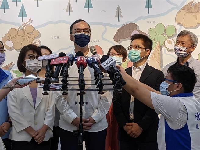 国民党高雄巿党部主委8日布达，主席朱立伦（左二）会前受访。右一为新任主委许福明。（曹明正摄）