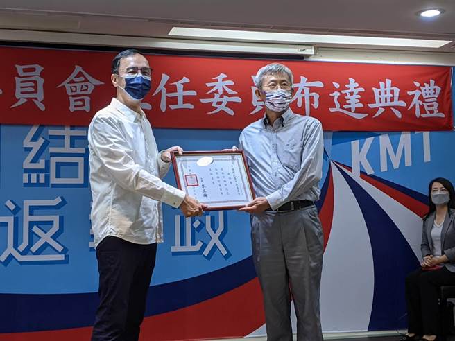国民党高雄巿党部主委许福明（右）8日布达，主席朱立伦颁发派任书。（曹明正摄）