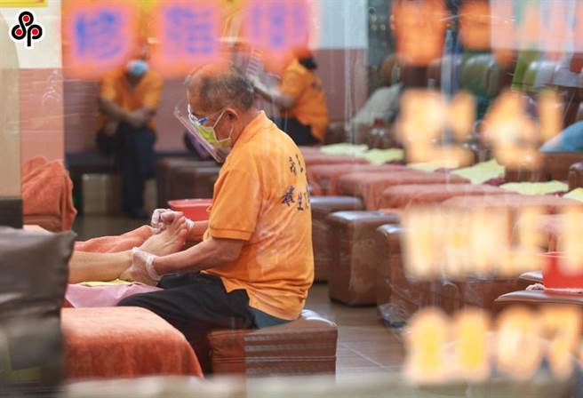 中央流行疫情指挥中心今年5月将全国升为三级警戒，无薪假（减班休息）人数一度增加至超过5万人。（报系资料照）