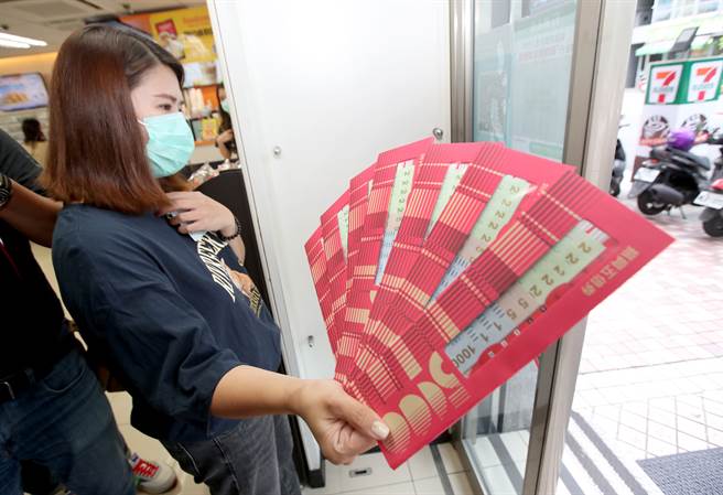 今有不少民眾已领到纸本五倍券。（郑任南摄）