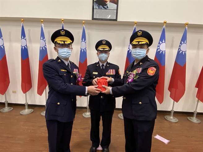 台南市警察局长方仰寧（中）今上午主持新化警分局新卸任分局长交接典礼。(曹婷婷摄)