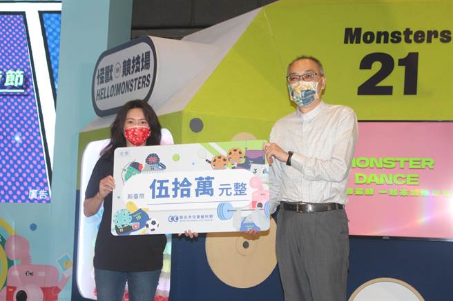 八方云集捐赠50万元，制作3万6000个防疫面罩给新北孩童，新北副市长谢政达受赠。（陈慰慈摄）