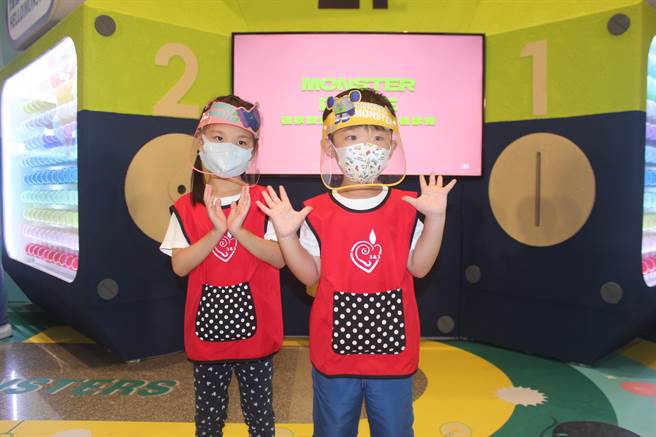 幼儿园小朋友戴起八方云集赠送的防疫面罩，跟着新北儿艺节推出的「怪兽Give Me Five」舞蹈一起唱唱跳跳。（陈慰慈摄）