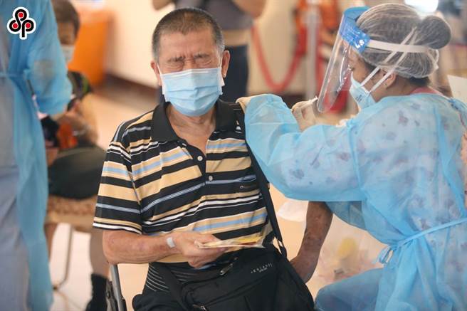 網兜售莫德納一劑6000元，北市衛生局要查。圖為民眾接種畫面。（本報資料照）