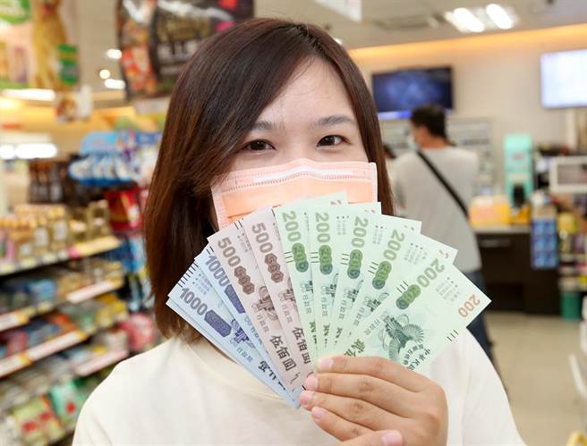 8日已经有民眾至超商领五倍券。（郑任南摄）