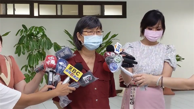 针对高雄市小港区某安养机构疑似虐待老人事件，高雄市社会局副局长叶玉如表示，下午将派员去深入了解，若调查情况属实，依法可罚3万以上、9万元以下罚锾。（高雄市社会局提供）