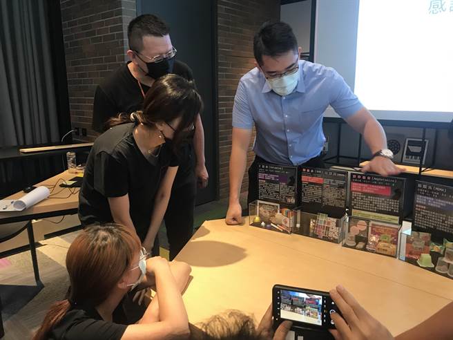 台中市警察局第四分局南屯派出所至轄內飯店向員工進行毒品防治宣導，讓從業人員了解相關法律規定。（民眾提供／盧金足台中傳真）