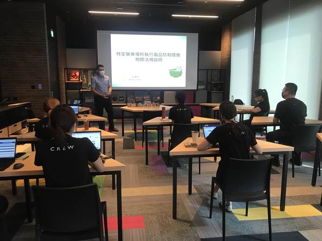 台中市警察局第四分局南屯派出所至轄內飯店向員工進行毒品防治宣導，讓從業人員了解相關法律規定。（民眾提供／盧金足台中傳真）