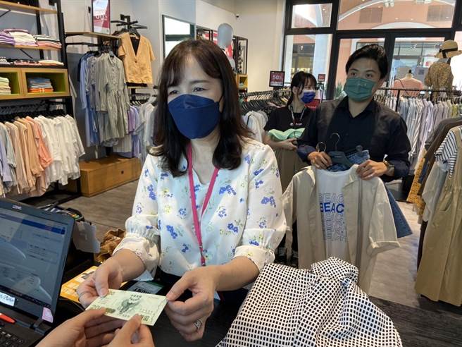1张200元振兴5倍券，就能买到韩系潮流男女品牌服饰。（丽宝乐园渡假区提供／陈淑娥台中传真）