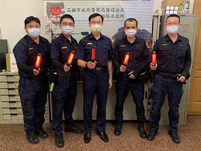 鹽埕分局為執勤同仁採購新式LED哨音指揮棒、抗UV防曬袖套以及暴閃警示肩燈，鼓舞同仁們的工作士氣，表達對同仁們辛勞執勤的感謝