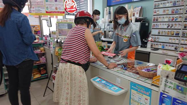 民眾8日開始在超商領取五倍券。（程炳璋攝）