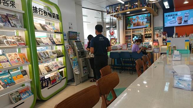 民眾8日開始在超商領取五倍券。（程炳璋攝）