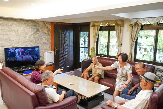 全家人与陈添寿阿公一起观看讨论摔角节目（林口区公所提供／戴上容新北传真）