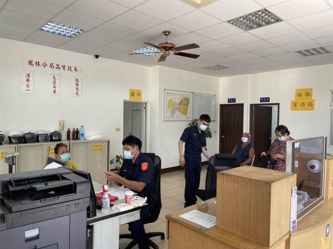花莲中区万荣乡5村因偏远没有超商和邮局，警方安排辖区3个派出所协助发放五倍券。（凤林警分局提供／王志伟花莲传真）