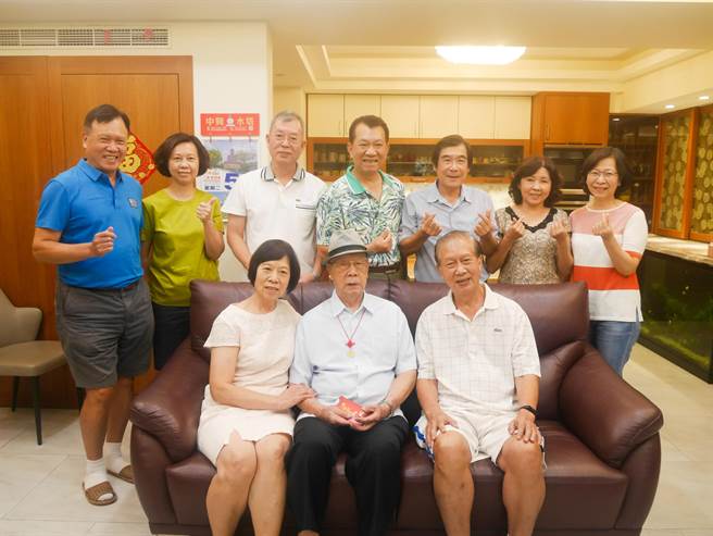 陈添寿阿公与家人大合照（林口区公所提供／戴上容新北传真）