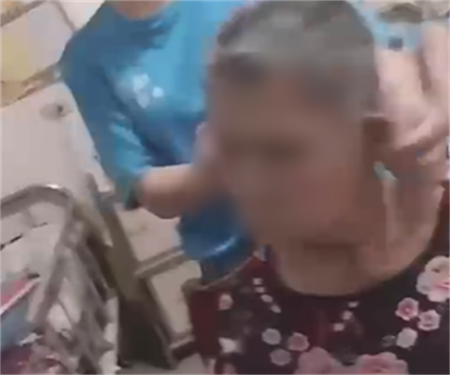 高雄市小港区某间安养机构看护工遭爆虐待老人，在自拍影片中对长者晃头、捏鼻、扯髮，对此，高雄市社会局强调会严查。（翻摄爆料公社App）
