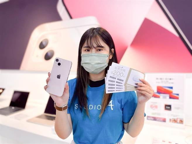 Apple Watch Series 7将于10月8日晚间开放预购，苹果优质经销商STUDIO A即刻同步启动会员预约服务，同时推出振兴加码优惠，全台STUDIO A门市使用纸本/数位绑定振兴券，消费满5,000元，加赠1,000元商品抵用券。图／STUDIO A提供