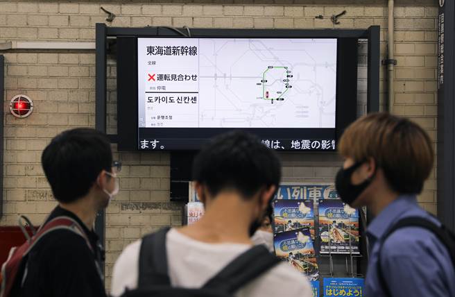 受地震影响，昨天晚间多线电车暂时停开。 (图/新华社) 