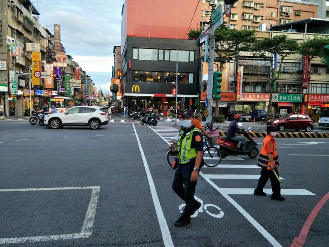 预判国庆连假现车潮，新庄警提前交通疏导（新庄警提供／戴上容新北传真）