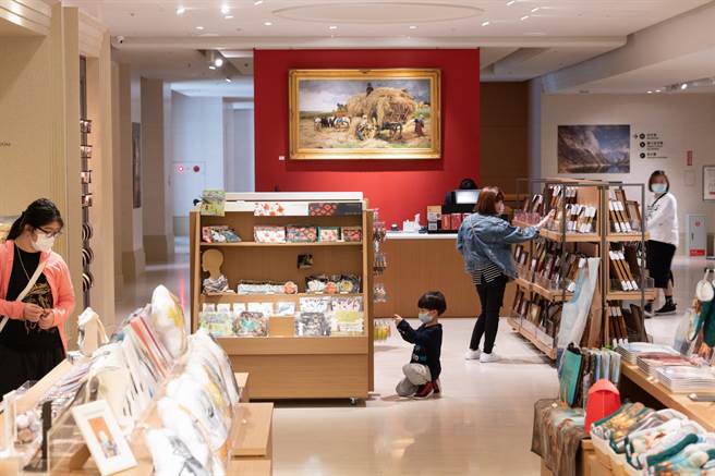 民眾到奇美博物館使用五倍券或藝FUN券享禮品9折優惠。(奇美博物館提供／曹婷婷台南傳真)