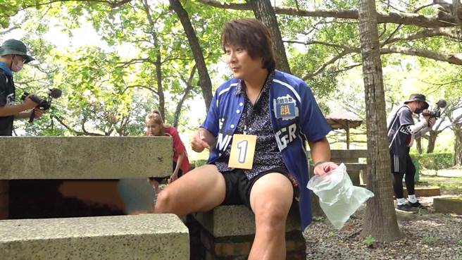 王仁甫露大腿捉蚊子。（中視提供）