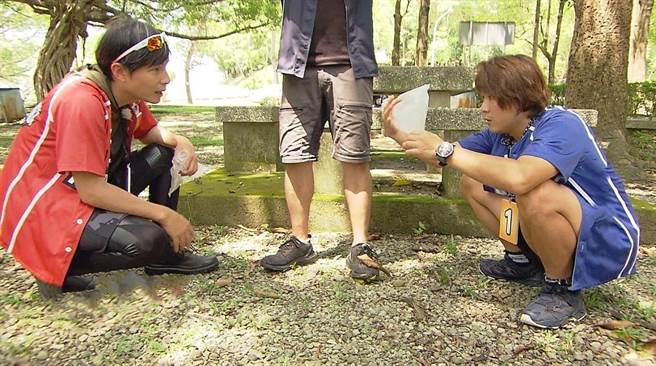 孫協志（左）和王仁甫盯著攝影師腳上的蚊子，準備捕蚊。（中視提供）