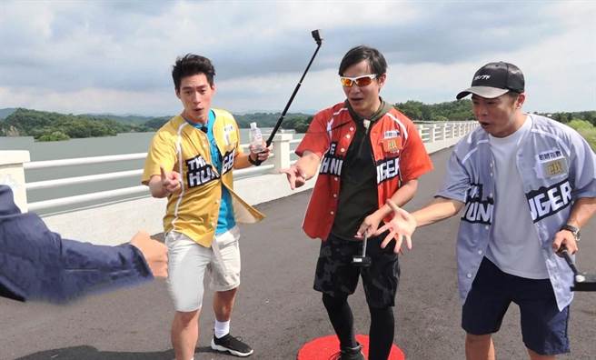 許孟哲、王仁甫、孫協志猜拳挑戰環湖步道。（中視提供）