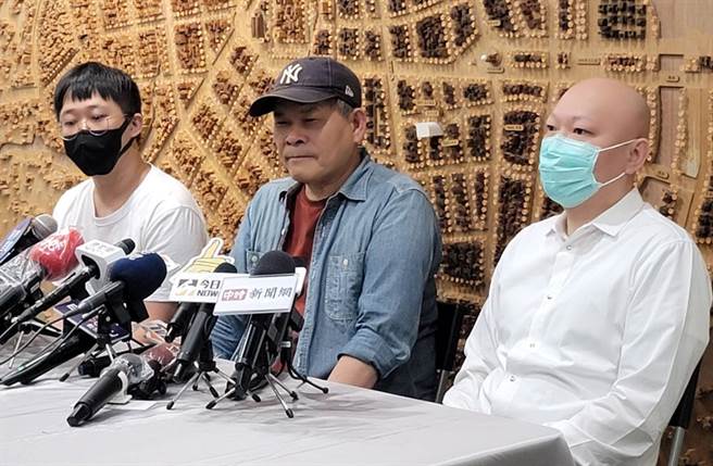 澎恰恰先前在林秉文（右）陪伴下开记者会。（图／中时资料照片）