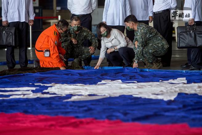 总统视察航特部国庆操演飞行部队   瞭解巨幅国旗吊挂。总统府提供
