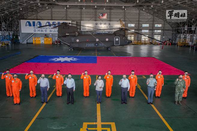 总统视察航特部国庆操演飞行部队   瞭解巨幅国旗吊挂。总统府提供